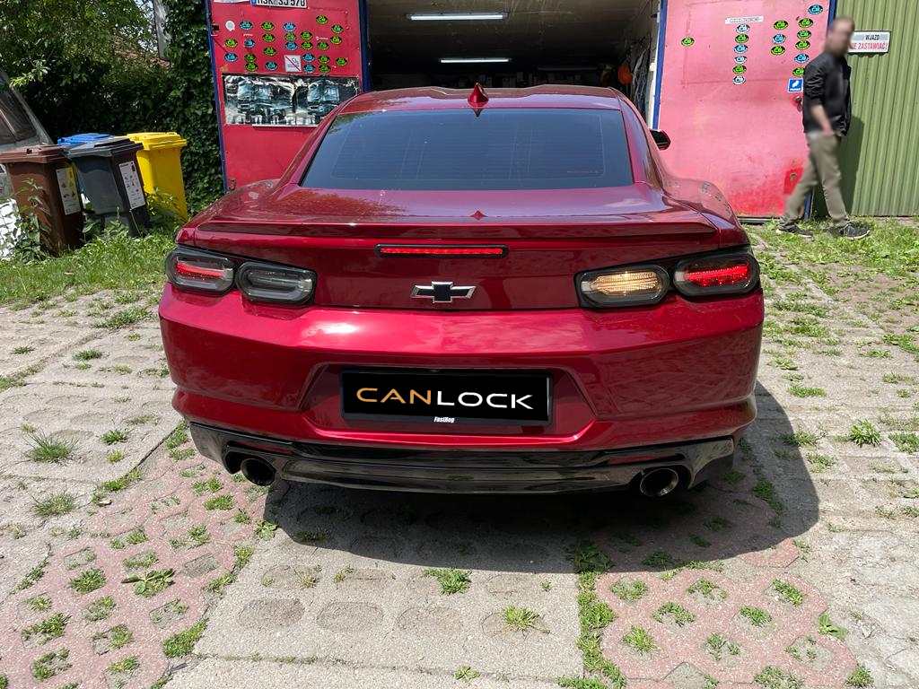 авто Chevrolet Camaro вигляд ззаду