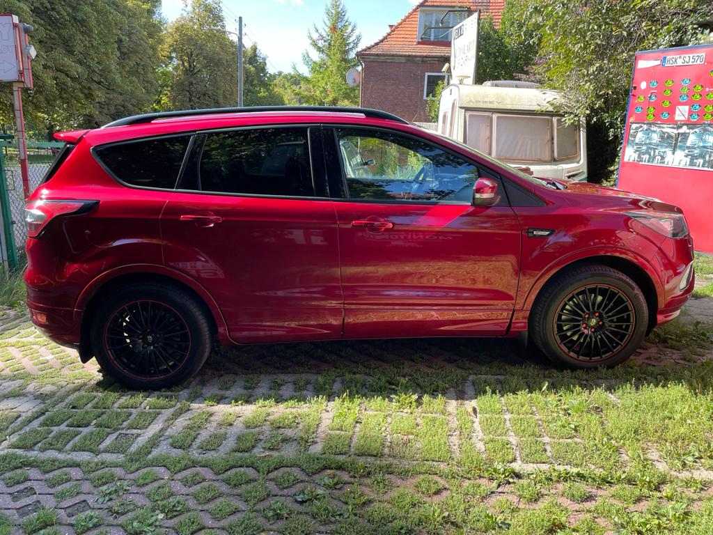 авто Ford Kuga вид збоку