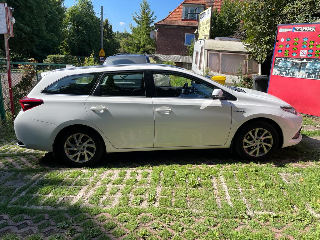 авто Toyota Auris вид збоку