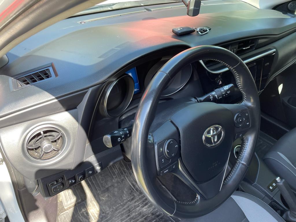 авто Toyota Auris салон